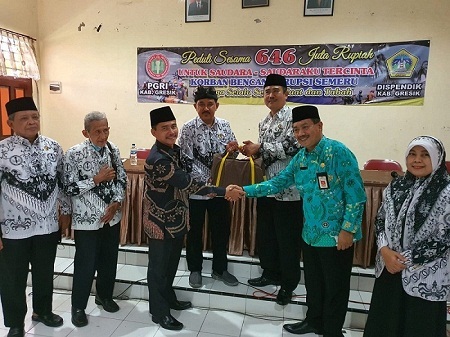 Dispendik dan PGRI Gresik Peduli Korban Semeru