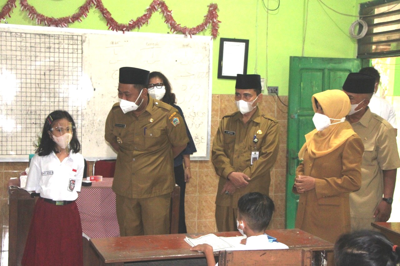 Bupati Pantau Langsung Hari Pertama PTM Terbatas